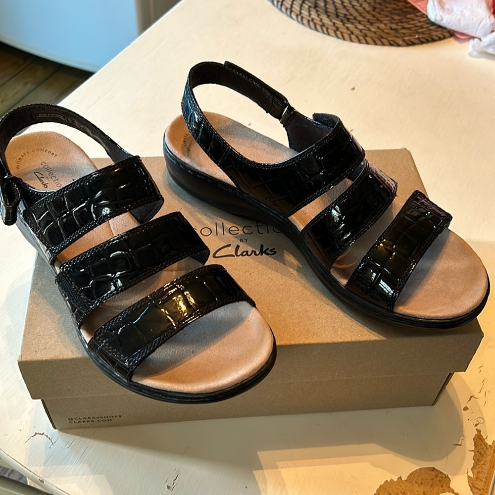 Clark’s Lisa Melinda, black patent croc sandals with Velcro closures size 11